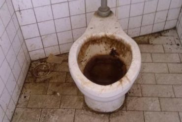 ¡INACEPTABLE! 25 pacientes con COVID-19 recluidos en el Victorino Santaella de Los Teques comparten un baño sin agua