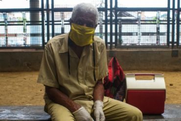 ¡DESGARRADOR! Abuelos de Caracas deambulan kilómetros para conseguir algo de comer en medio de la pandemia (+Video)