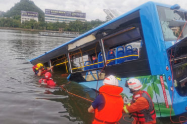 ¡TRAGEDIA! Al menos 21 muertos al caer un autobús con estudiantes a un embalse en China