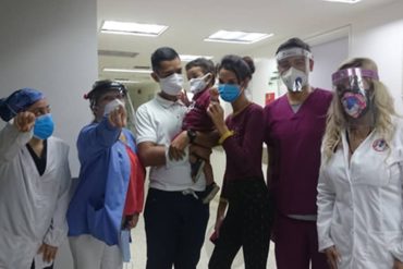 ¡LA MEJOR NOTICIA! Con globos y aplausos celebraron el alta del primer bebé contagiado con COVID-19 en Caracas: Batalló durante 6 semanas (+Video y fotos)