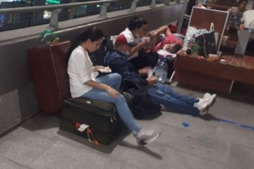 ¡INDIGNANTE! Venezolanos varados en España durmieron a la intemperie en el aeropuerto de Barajas (+Fotos +Video)