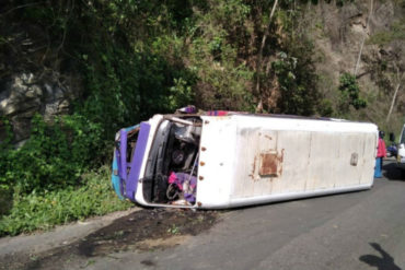 ¡HORROR! Un autobús de pasajeros se volcó en la carretera vieja de Caracas-Los Teques mientras delincuentes lo asaltaban