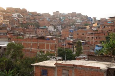 ¡QUÉ PELIGRO! Los estragos que causó la lluvia de este #18Ago en Catia: algunas casas están en alto riesgo y en peligro de que los árboles se desplomen encima