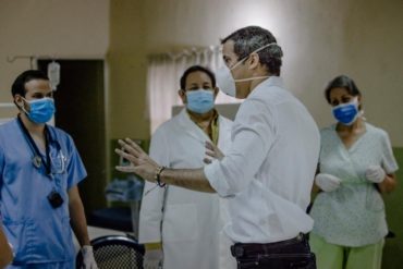 ¡COMPROMETIDO! Guaidó entregó insumos médicos en centros de salud de Caracas para enfrentar el coronavirus (+Habrá anuncios) (+Video)