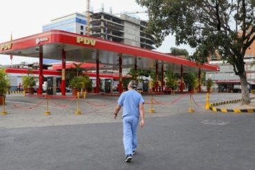 ¡EJEMPLAR! El testimonio de una enfermera que refleja el drama de llegar a un hospital sin gasolina: «Depende de nosotros mantener los servicios” (Se va a trabajar caminando)