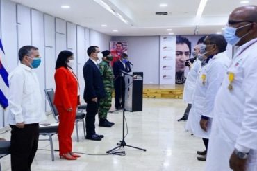 ¡INCONSCIENTES! Régimen condecoró a médicos cubanos mientras la cifra de trabajadores de la salud fallecidos con covid-19 en el país va en aumento (+Videos)
