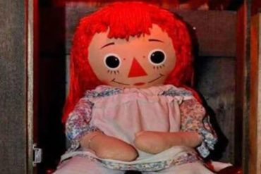 ¡VEA! Misteriosa “desaparición” de la muñeca Annabelle que se exhibía en el museo Warren desató una ola de memes este #14Ago