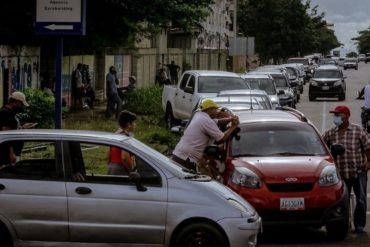 ¿HASTA CUÁNDO? El calvario que viven los venezolanos por comprar gasolina en Bolívar: se consigue el litro revendido entre 3 y 5 dólares