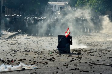 ¡AGOBIADOS! En estado de emergencia, primer ministro de Líbano organizará elecciones anticipadas para contener protestas tras explosiones en Beirut (+Video y fotos)