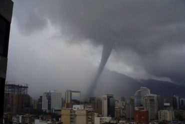 ¿UN TORNADO? Un inusual fenómeno meteorológico se visualizó en Caracas y causó alarma en redes (+Explicación)