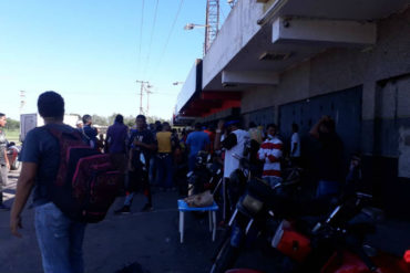 ¡VEA! Una mujer dio a luz frente a una panadería de la ciudad de San Félix, en Bolívar (+Fotos)