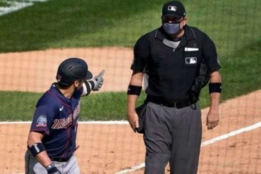 ¡DE LOCURA! Este pelotero de los Minnesota Twins fue expulsado tras conectar un cuadrangular: le echó tierra al home y el umpire no lo perdonó (+Video)