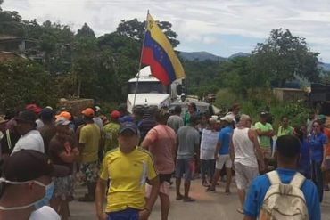 ¡NO SE LA CALAN! Habitantes de Mochima trancaron la troncal 9 este #28Sep por la escasez de combustible  (+Foto)