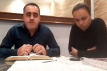 ¡IMPACTANTE! Pastor evangélico fue pillado en vivo mientras agredía a su esposa: “Haz las cosas bien, imbécil” (luego pidió la “paz” del señor) (+Video)