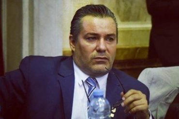 ¡NO ES PARA MENOS! Suspendieron a parlamentario argentino que “manoseó” a su pareja durante una videoconferencia con el Congreso (alegó que no tenía internet)