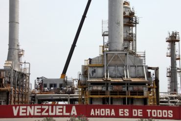 ¡DESTRUCCIÓN ROJA! Bloomberg reveló que el régimen pretende «canibalizar» la industria petrolera del país para pagar con chatarra a contratistas