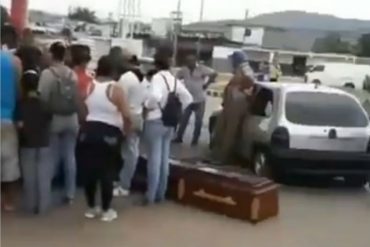 ¡INDIGNANTE! Familiares se presentaron con todo y urna en bomba en Coro: Se quedaron sin gasolina para trasladar el cadáver (+Video)