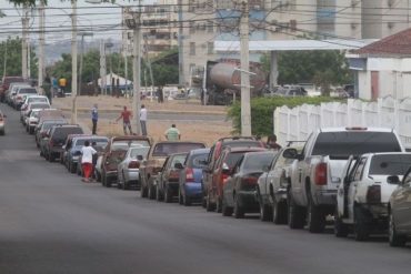 ¡TRÁGICO! Un hombre de la tercera edad murió dentro de su vehículo mientras esperaba para surtir combustible en Charallave (+Foto)