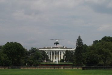 ¡LE MOSTRAMOS! El momento en el que un helicóptero aterrizó en la Casa Blanca para llevar a Trump a un hospital militar (+Video)