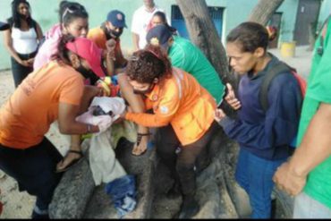 ¡VEA! Una mujer dio a luz en plena parada de autobús mientras esperaba por transporte en Aragua (+Fotos)