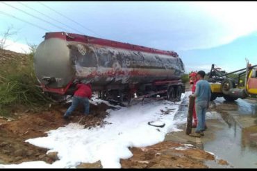 ¡ATERRADOR! Camión cisterna con gasolina colisionó contra un vehículo y volcó en Zulia (+Fotos)