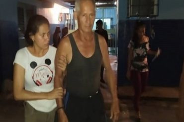 ¡BRUTALIDAD! Milicianos agredieron a docente en Apure por “incumplir” toque de queda: lo golpearon con un bate, lo patearon en los testículos y se lo llevaron preso