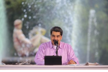 ¡QUÉ DESCARO! Violan la ley: VTV transmitió en cadena acto de Maduro con sus candidatos para la AN (+estrenaron canción de campaña)