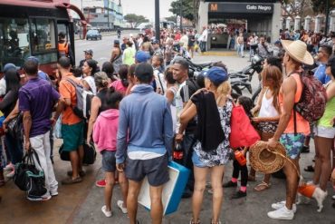 ¡DEBES VERLO! Así está la cola de personas para abordar autobuses y dirigirse a las playas de La Guaira este #24Oct (+Video) (+Requisitos)