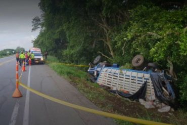 ¡LAMENTABLE! Murieron cuatro venezolanos en accidente de tránsito cerca de Barranquilla: Habían pedido una «cola» y viajaban en parte trasera de un camión de carga