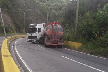 ¡QUÉ PELIGRO! Camión cisterna de Pdvsa se “coleó” en la carretera Panamericana sentido Caracas: generó tráfico y caos (+Fotos)