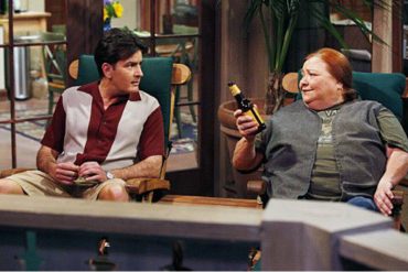 ¡LAMENTABLE! Murió la actriz estadounidense Conchata Ferrell, quien se dio a conocer por su papel de «Berta» en Two and a Half Men (+La despedida de Charlie Sheen)