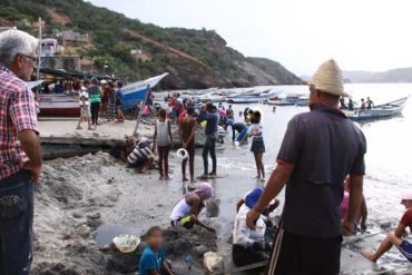 ¡MIRE! Pobladores de Guaca se acercaron a la playa en busca de nuevos restos de supuesto “tesoro” (han encontrado cadenas, llaves y pulseras de oro +Fotos)