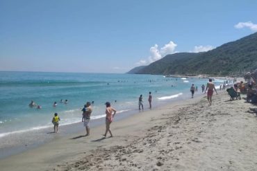 ¡SE LO MOSTRAMOS! Así amanecieron las playas de Vargas este #11Oct a pesar de la cuarentena del régimen (+Video)