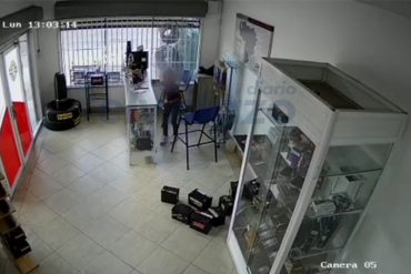 ¡LE CONTAMOS! Cámara de seguridad captó el momento en el que una niña habría hurtado divisas de un local automotriz en El Tigre (+Imágenes)