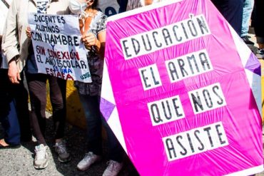 A pocos días de la Navidad jubilados de la educación piden en las calles el pago de sus bonos de alimentación: llevan cuatro meses sin cobrar (+Video)