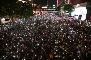 ¡FUERTE! Miles de manifestantes prodemocracia protestan en Tailandia a pesar de decreto que prohíbe reuniones de más de cinco personas