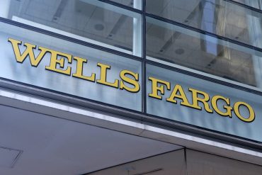 Venezolanos preocupados por el nuevo acuerdo del banco estadounidense Wells Fargo