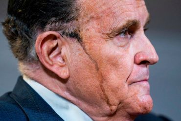 ¡DEBE VERLO! Medios de EEUU se enfocaron más en el tinte de cabello que se le “chorreó” a Giuliani que en sus denuncias de “fraude” (+Video)