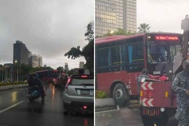 ¡LO ÚLTIMO! Se registra un aparatoso accidente de un autobús en la autopista Francisco Fajardo este #26Nov (+Fotos)