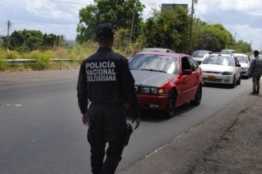 ¡LO QUE FALTABA! Denuncian cobros ilegales en alcabalas y puntos de control del interior del país: “Les quitan algo de valor para dejarlos pasar”