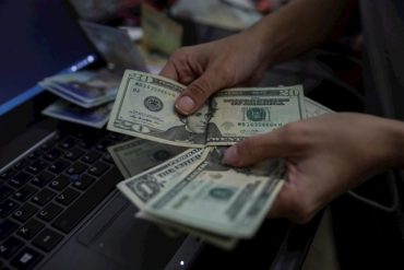 ¡LE MOSTRAMOS! “Auxilio”: se prenden las redes luego de que el dólar superara la barrera del millón de bolívares (+Memes)