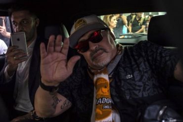 ¡VÉALO! Filtran video de Maradona antes de su muerte en el que se le ve rodeado de licor, tabaco y pastillas (+Video)