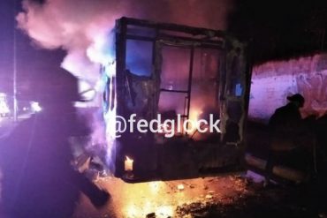 ¡ATROZ! Sujetos armados atacaron a tiros y prendieron fuego a ambulancia que trasladaba a supervisor de la Policía de Aragua