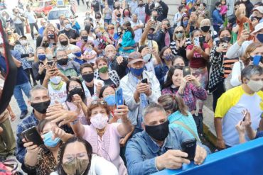 ¡LE MOSTRAMOS! La multitud que salió a recibir a la Virgen de la Chinita en las calles Mérida sin distanciamiento social (+Videos)