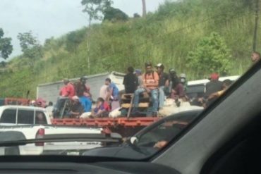 ¡QUÉ PELIGRO! Así se movilizan algunas personas desde Guarenas- Guatire hacia Caracas ante la falta de transporte (+Video)