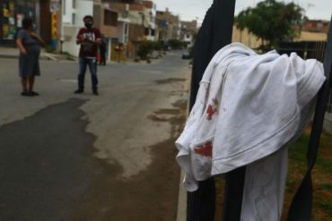 ¡CAPTURADO! Venezolano que intentó robar en una casa en Perú fue atrapado, amarrado y golpeado por vecinos: “¡Desgraciado! Nunca más regreses” ¡CAPTURADO! Venezolano que intentó robar en una casa en Perú fue atrapado, amarrado y golpeado por vecinos: “¡Desgraciado! Nunca más regreses”