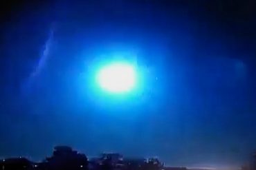 ¡IMPRESIONANTE! Captan el momento exacto en el que un meteorito estalló mientras cruzaba el cielo de Brasil (+Video)