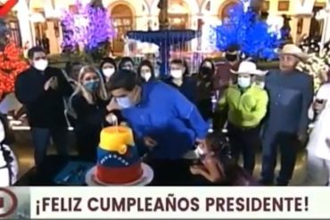 ¡UN «GENIO»! Maduro intentó soplar la vela de la torta de su cumpleaños con el tapabocas (+Video)