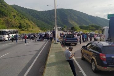 ¡SE ALZARON! Conductores trancan autopista en Guarenas este #11Nov luego de que pasaran dos días en cola para surtir gasolina (+Videos)