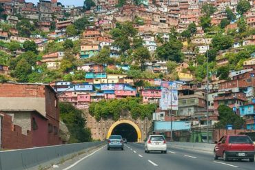 ¡ENTÉRESE! Un cadáver fue lanzado semidesnudo desde la Cota 905 hacia un vertedero de basura del túnel de El Paraíso